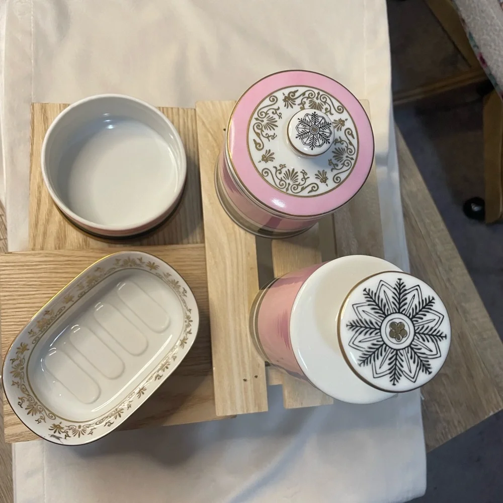 Stylish Pink and Gold Ceramic Bath Set